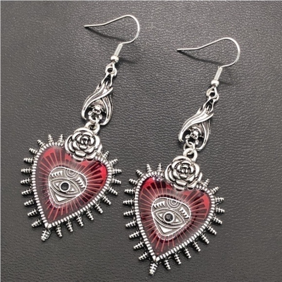 NWT Scarlet heart rose gothic dangle earrings - Picture 3 of 5